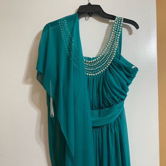 Chic long Green Dress with pearls - Picture 1 of 3